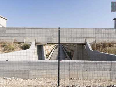 Il nostro punto di partenza � strada Massimi Losacco, l� dove � aperto il cantiere per il completamento del tratto delle rotaie che dovrebbe congiungere la parte gi� realizzata alla stazione centrale. E� in fase di realizzazione un sottopasso circondato da transenne e assemblato con grandi blocchi di cemento armato